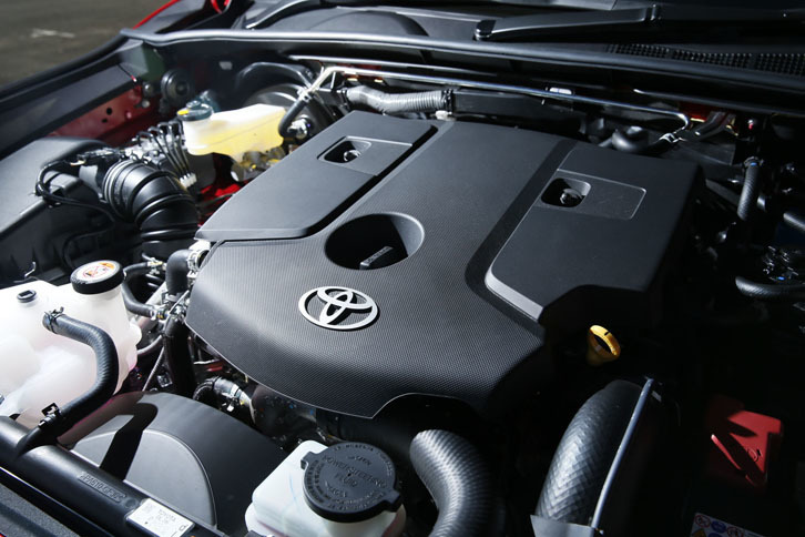 日本で販売される「ハイラックス」のエンジンは、2.4リッター直4ディーゼルのみ。1600rpmという低回転域から400Nmの最大トルクを発生する。