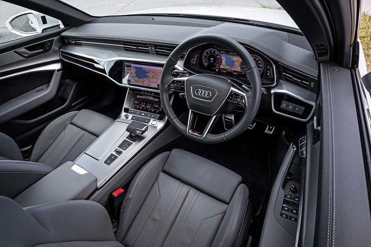 インストゥルメントパネルのデザインは、「A6セダン」と同一。メカニカルスイッチを極力排したシンプルでクリーンなデザインがセリングポイントになっている。ダッシュボードやドアトリムに用いられるレザーパーツの縫い目など、アウディというブランドに期待される質感の高い緻密な作り込みも健在だ。