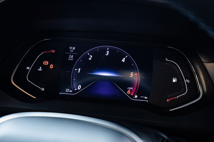 中央に液晶スクリーンを配置したメーターパネルを採用。「かなりモダンな印象になりました」と、安田大サーカスの団長安田さん。