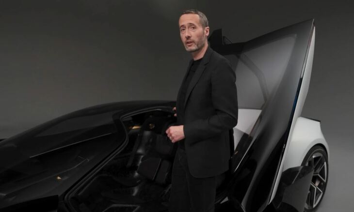 「ロータス・セオリー1」を紹介するオフィシャル動画のワンシーン。ペイン副社長の動作から、このドアによる乗り降りのしやすさがよくわかる。