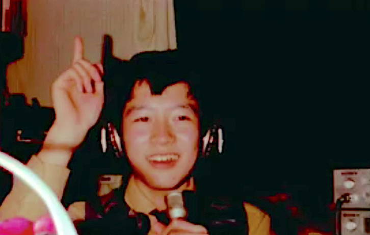 ヘッドホンを装着し、自宅でDJを気取る中学生時代の筆者。