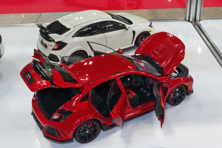 エブロの1/18ダイキャスト製「ホンダ・シビック タイプR」。フル開閉式で各部はバッチリ表現されている。予定価格1万9440円。