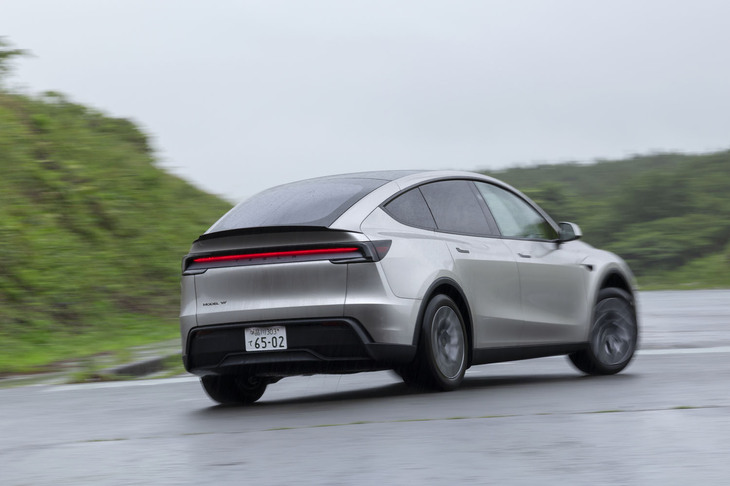 「モデルY L」の車両価格は749万円だが、国からの補助金を差し引けば実質的な負担は622万円。さらに東京都在住なら自治体の補助もあって500万円台で購入できるのだ。高額な補助金についての賛否はおくとして、クルマの中身を思えば「売れるのも納得」というのが今回の試乗を通しての印象だった。