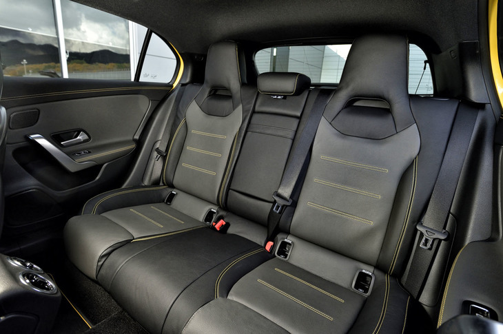 通常の「Aクラス」ではオプションとなる「AMGライン」のインテリアを基本とするため、「A45」の後席左右部分のヘッドレストはシートバック一体式のデザインが採用される。