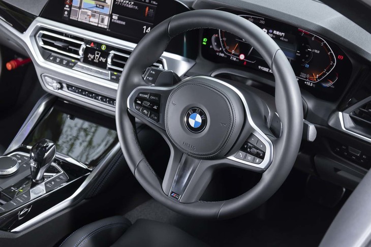 可変ステアリングレシオの「バリアブルスポーツステアリング」は「Mスポーツ」と「M240i」のみに搭載されている。