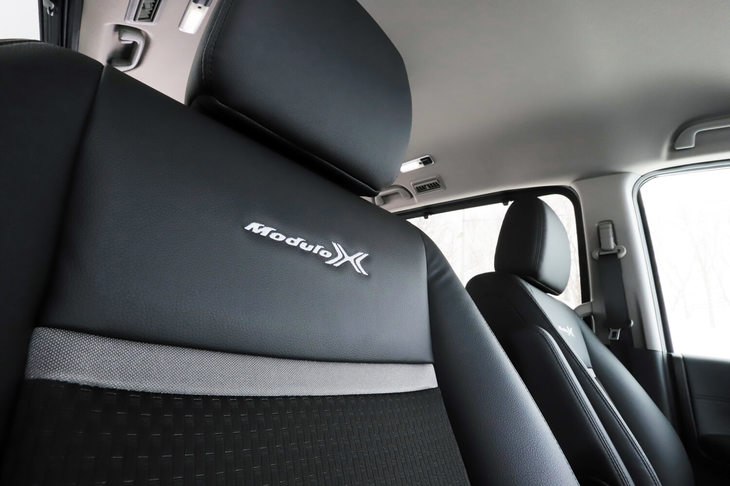 「モデューロX」専用シートにはロゴがデザインされている。