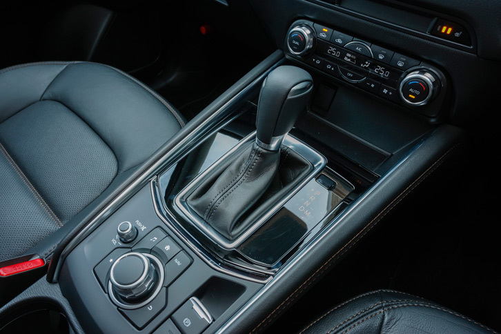 センターコンソールの高さを上げ、シフトセレクターの位置を先代モデルで約60mm上方に設置することで、操作もしやすくなっている。