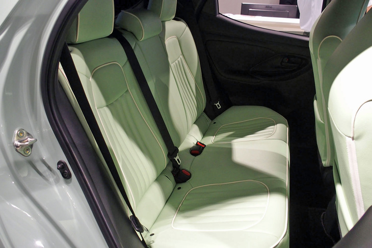 ミツオカ・ビュート ストーリー（リアシート）