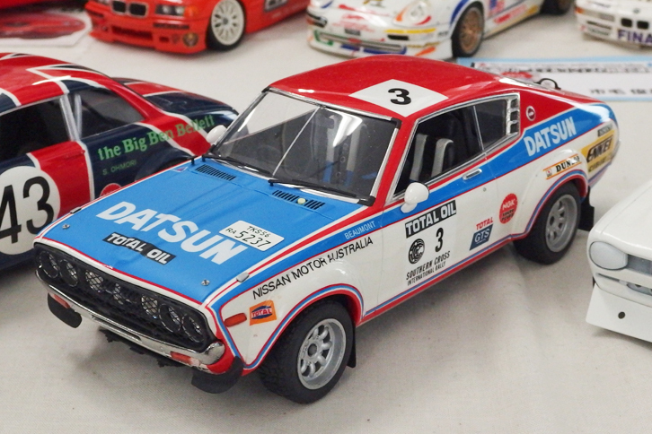 これも同じモデラー氏による、1977年のサザンクロスラリーで優勝した「ダットサン160J」（輸出名称）。ベースは大滝製1/24「日産バイオレット ハードトップ1600SSS-E」で、マーキング類は最近の主流であるインクジェットプリンターによる自作デカールではなく、版下を自作して特注したインレタを使用。自作デカールより発色がよく、下地の塗装が透けることもないという。