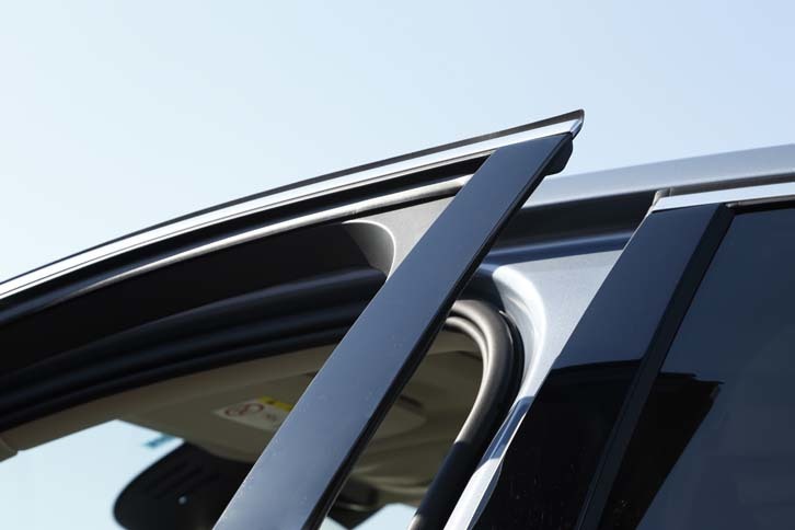 側面衝突に備えてBピラーは太く設計されている。ウィンドウフレームをこれに合わせて仕立てると鈍重な印象を与えてしまうため、ウィンドウの角の部分には、写真のようにピラーの形状を隠すための“目隠し”が施されている。