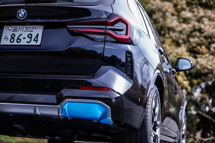 100％EVの「iX3」では排気が必要ないため、内燃機関を搭載する「X3」でエキゾーストパイプが顔をのぞかせるバンパー下部は、ブルーのカバーでふさがれている。