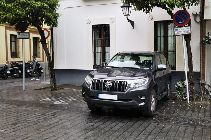 スペインはセビリアの街角で見かけた、ショートボディーの「トヨタ・ランドクルーザー」（日本名：ランドクルーザープラド）。最新の“250”はサイズがひとまわり大きくなるから、このクルマのオーナーのように、狭い市街地でも乗る人は大変になるだろうな……。