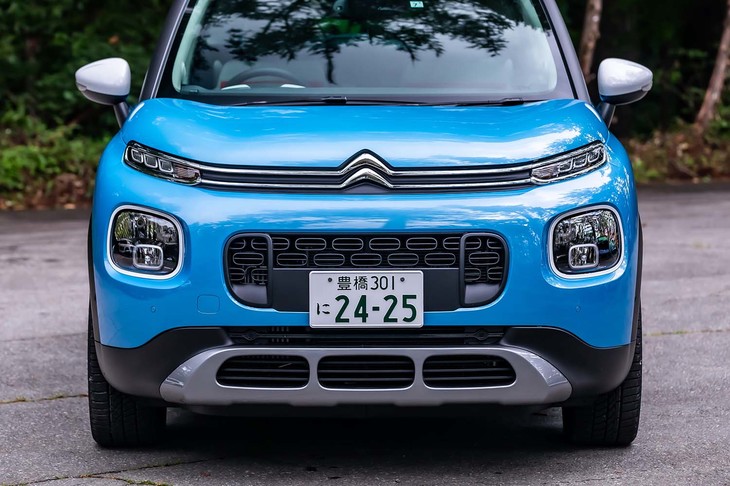 最新のシトロエンラインナップに通じるフロントフェイスが採用された「C3エアクロスSUV」。「ダブルシェブロングリル」と称される、エンブレムを由来とするフロント上部デザインの両端がデイタイムランニングランプとウインカーで、ヘッドライトはその下に独立して配置されている。