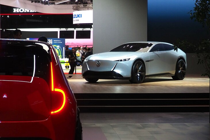 「マツダ・ビジョンXコンパクト」（写真手前）と「マツダ・ビジョンXクーペ」（同奥）。