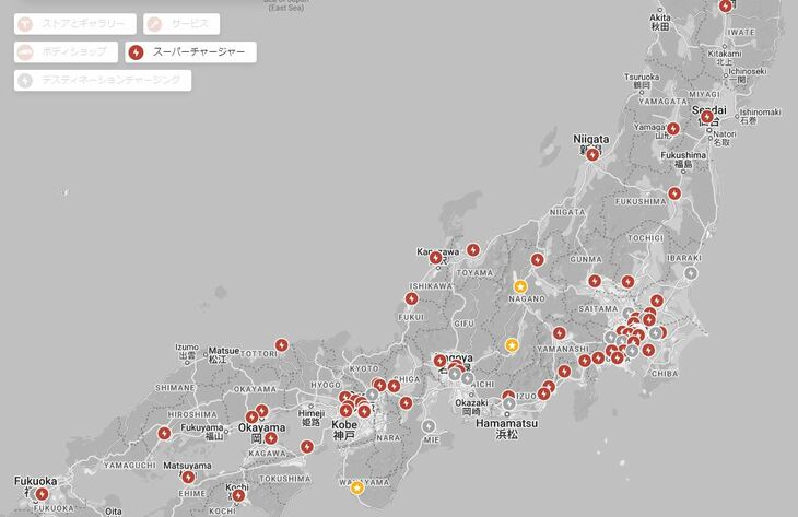 テスラの「スーパーチャージャー」の国内設置数は、2023年5月18日現在で69カ所、およそ300基となっている。オフィシャルサイトのマップ（写真）に見られるとおり、そのロケーションは都市部に偏ってはいるが、実際の使われ方を考えると合理的な配置といえる。