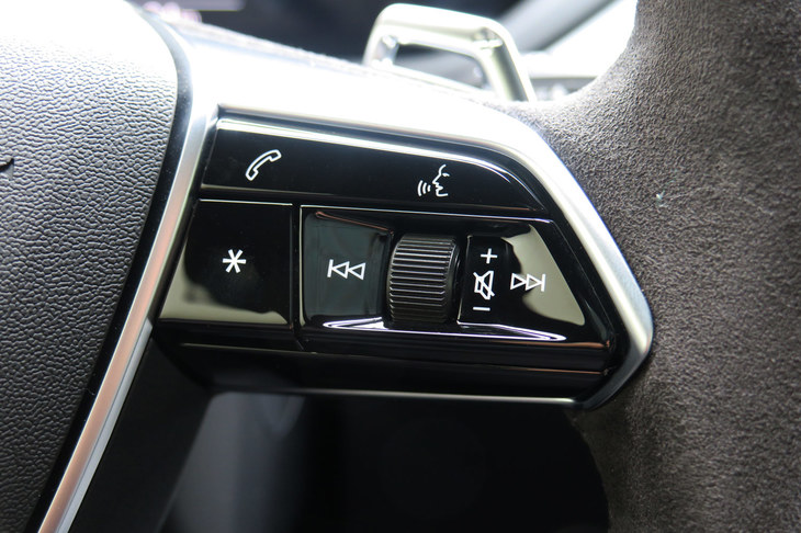 アウディe-tron GTクワトロ（ステアリングスイッチ）