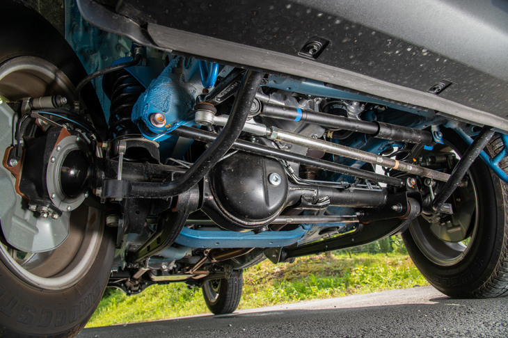 足まわりを前方から見たところ。ステアリング機構は路面からのキックバックを軽減するリサーキュレーティングボール式で、新型では新たにステアリングダンパーが追加された。