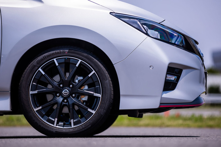 専用デザインの18インチアルミホイールに、225/45R18サイズの「コンチネンタル・コンチスポーツコンタクト5」タイヤが装着されるのは従来型と同様。