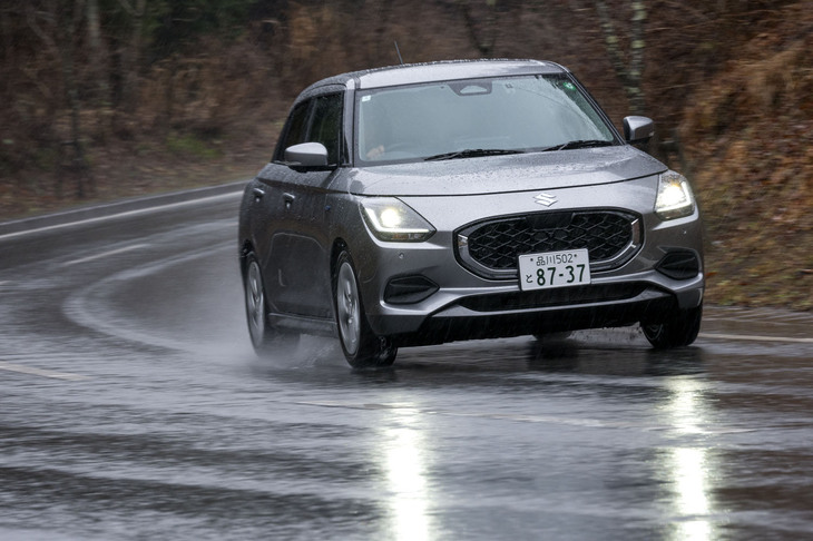 しっかりとした足まわりと920kgの軽い車重により、ワインディングロードでの走りは軽快そのもの。エンジンは非常にトルクフルかつスムーズで、ときに、いつ変速すればいいか迷ってしまうほどだ。