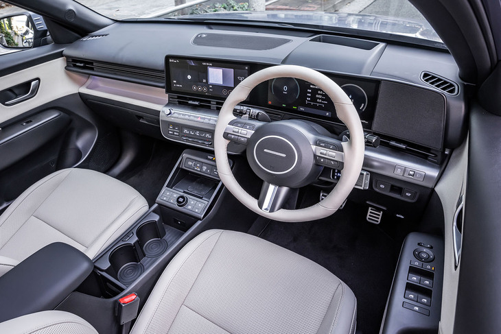 12.3インチのメータークラスターと12.3インチのナビゲーションディスプレイを統合したパノラマディスプレイを水平基調のダッシュボードに配置。「ラウンジ」グレードにはBOSEプレミアムサウンドシステムが標準で装備される。