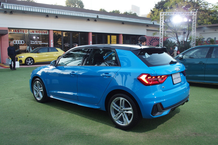 「35 TFSI Sライン」は5ダブルスポークデザインの17インチホイールや「Sラインバンパー」などを装備。