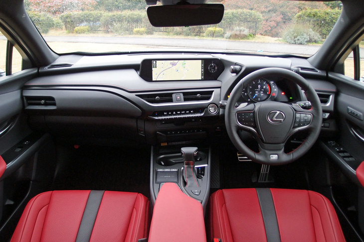 明照寺：「インテリアについては、前席まわりは上質だけど、後席はドアパネルにソフトパッドを使わないなど、“割り切り”がはっきりしていますね。良いとか悪いとかいう話ではなくて」