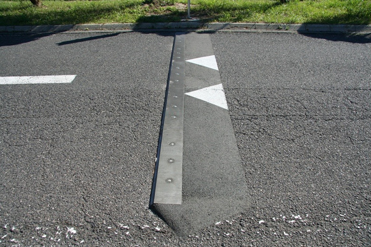 大成建設グループの大成ロテックが、東日本高速道路の東北支社と共同開発した「ウェッジバンプ」。インターチェンジランプなどから逆走した車両のドライバーに振動と振動音で誤進入を知らせる。（写真：大成ロテック）