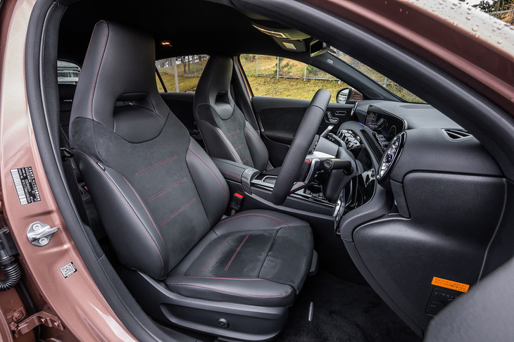 「AMGラインパッケージ」装着車には、前席に黒のマイクロフリースとレッドのステッチで仕立てられたヘッドレスト一体型のスポーツシートが標準装備される。