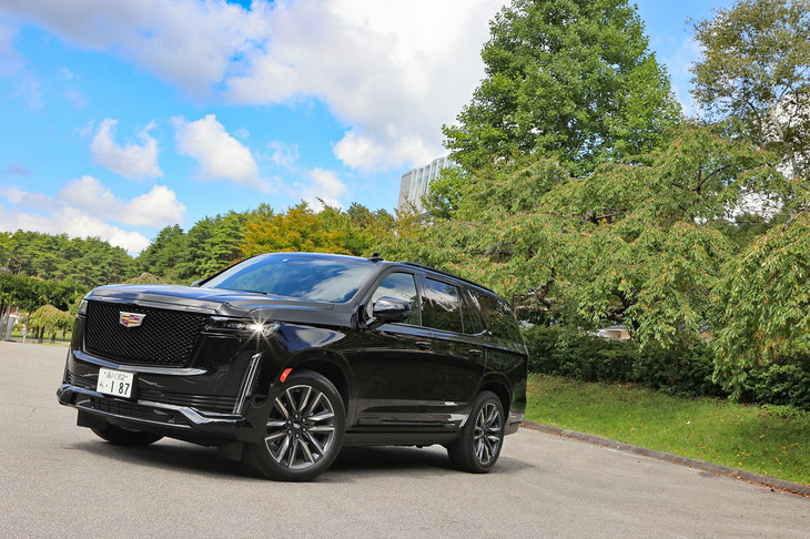 アメリカが誇る高級車ブランド、キャデラックのフラッグシップモデル「エスカレード」。現行型は5代目のモデルにあたり、従来型からさらに“ビッグサイズ”になった。