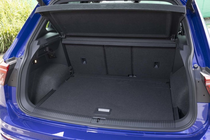 荷室の容量は615リッター～1655リッター。パワーテールゲートはノーマルの「ティグアン」も含めて全車標準装備だ。