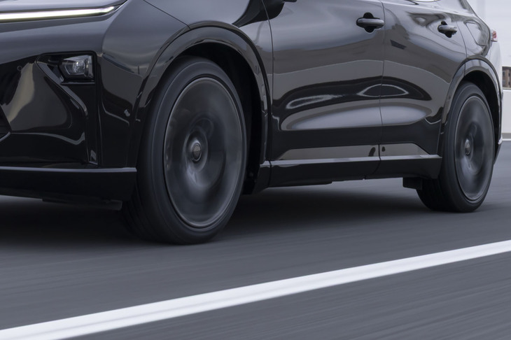 環境性能の高さも「REGNO GR-XIII」の特徴のひとつ。タイヤのラベリングを見ると、すべてのサイズで「a」評価（4段階中最高評価）を得る高いウエット性能を実現しながら、転がり抵抗係数についても、「A」ないし「AA」の評価（5段階中上から2・3番目）を獲得。全サイズが「低燃費タイヤ」として認定されている。