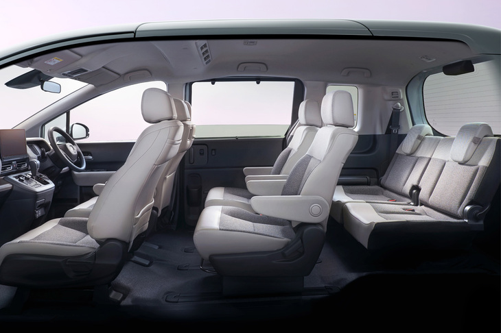 シートレイアウトには、2列目キャプテンシートの6人乗りと、2列目ベンチシートの7人乗りを用意。“3列目は非常用”といった趣の「トヨタ・シエンタ」に対し、「ホンダ・フリード」はしっかりとしたしつらえの3列目シートを備えている。