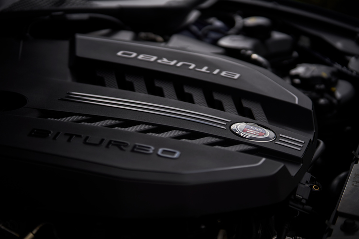 アルピナ独自のタービンや冷却システムなどを採用した、3リッター直6ツインターボエンジン。462PSの最高出力と700N・mの最大トルクを発生する。