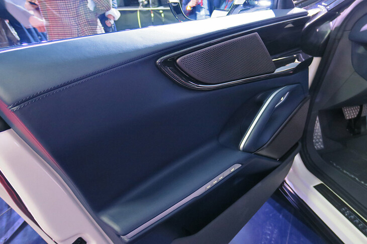 フェラーリ・プロサングエ（フロントドアインナーパネル）