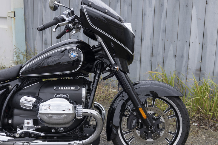 重たいバイクでもハンドリングを楽しめるよう、ステアリングヘッドアングルは57.3°から62.7°へと“立ち気味”に変更。ホイールベースは「R18B」が1700mm、「R18トランスコンチネンタル」が1720mmとなっている。