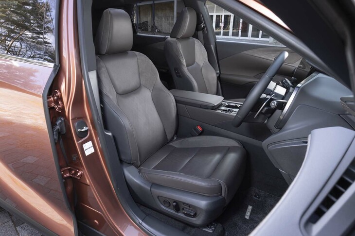 シート表皮はセミアニリン本革。座面の長さも幅も十分のためゆったりと座れる。