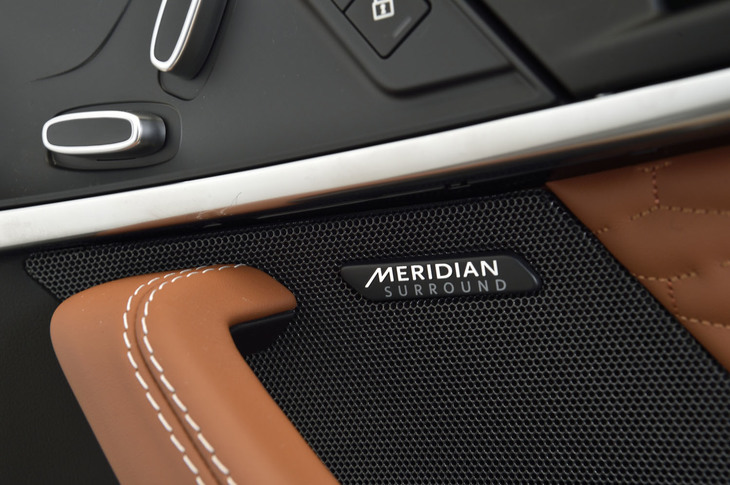 音響には英メリディアン製のサラウンドサウンドオーディオシステムが装備される。