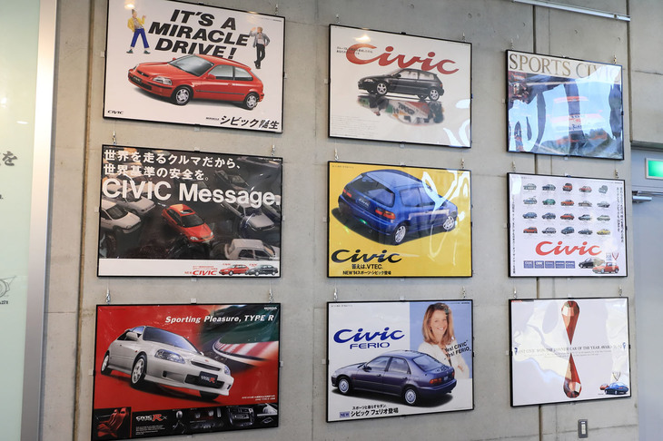 会場に展示された、5代目、6代目「シビック」の広告ポスター。