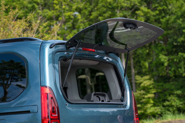 テールゲートが巨大なため、ガラス部分のみを開閉できる機能が有用だ。ワイパーの基部にオープナーがある。