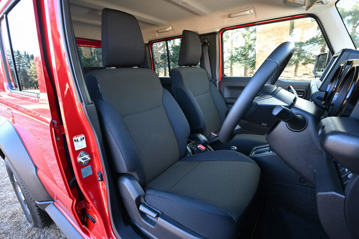 前席の仕様も基本的に他のモデルと共通。シートヒーターを搭載しており、表皮にははっ水加工が施されている。