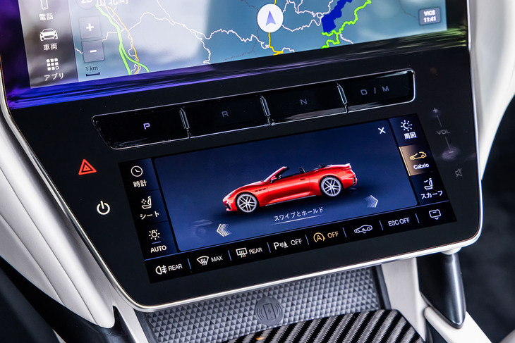 ソフトトップの開閉はタッチパネルを通じて行う。トップを開ける場合は画面の車両イラスト下にある矢印を左にスライドさせホールド、トップを閉じる場合は矢印を右にスライドさせホールドすることで動作が完了する。