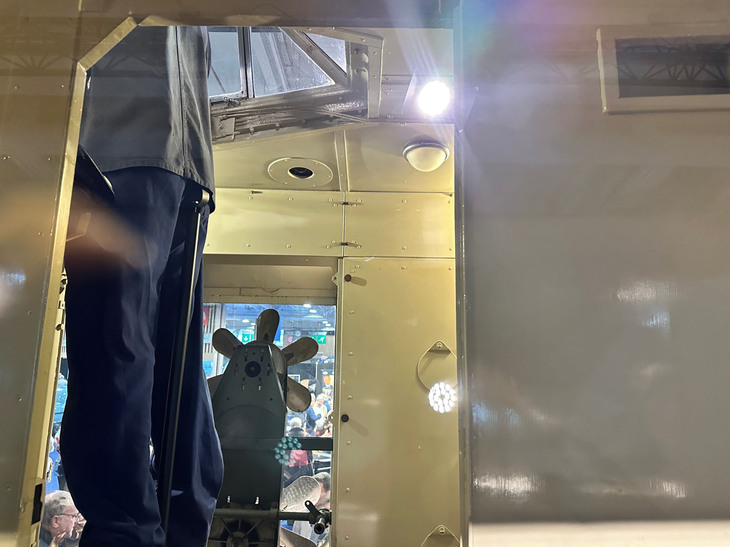 前後に展望席が設けられているため、運転士はこのマネキン（足しか見えないが……）が示すように、中央部分の高いデッキで操作した。