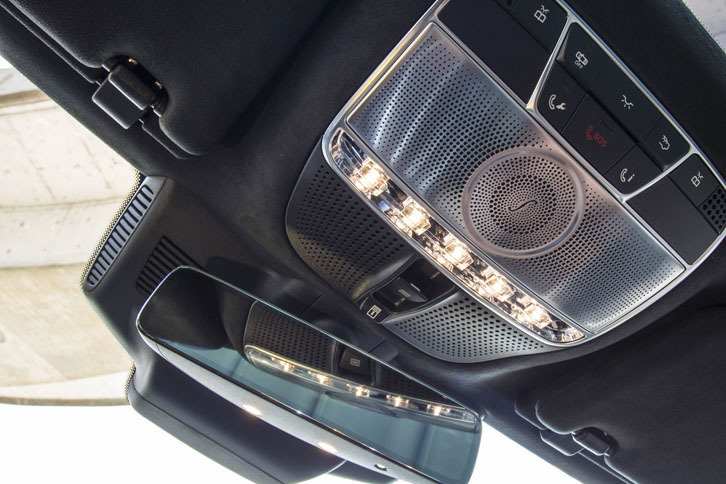 前席頭上のルームランプ周辺には、「24時間緊急通報サービス」や「24時間故障通報サービス」のスイッチが並ぶ。