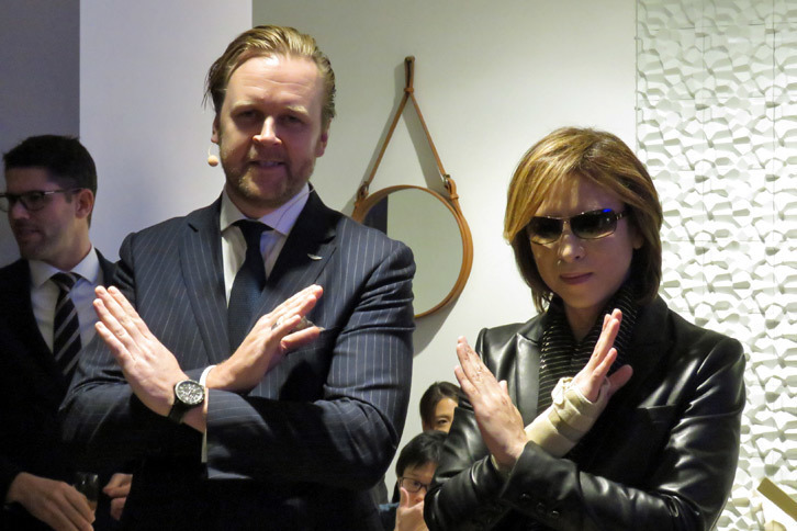サプライズゲストのYOSHIKI（左）と、アストンマーティンのパトリック・ニルソン氏とのツーショット。