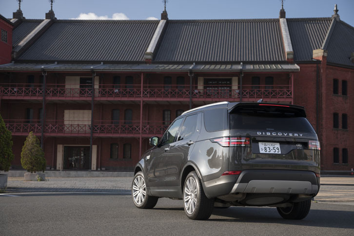5代目にあたる新型「ディスカバリー」。先代までの角ばったボディーを捨て去り、新たに丸みを帯びた流麗なスタイルを手にした。