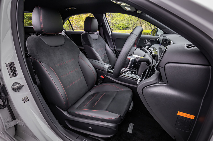 黒のマイクロフリースとレッドのステッチで仕立てられたスポーツシートが装備される「AMGラインパッケージ」の装着車。ハッチバックモデルはヘッドレスト一体型だが、セダンには独立したヘッドレストが備わる。
