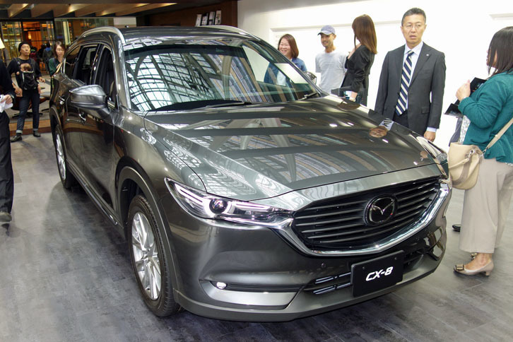 マツダブースで展示された「CX-8」。2017年12月14日に発売される。