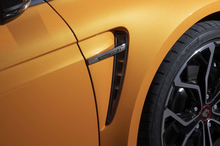 「メガーヌR.S.」のボディーカラーは、試乗車の「オランジュ トニック メタリック」（オレンジ）と「ブラン ナクレ メタリック」（ホワイト）、「グリ チタニアム メタリック」（グレー）の全3色展開となる。