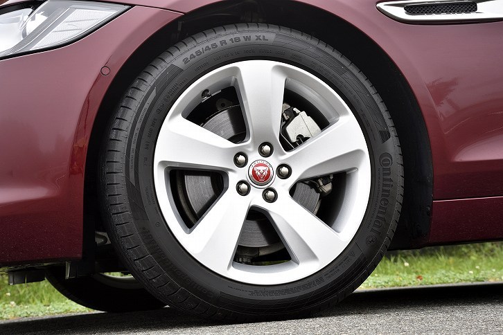 タイヤサイズは前後とも245/45R18。試乗車のタイヤは「コンチネンタル・コンチプレミアムコンタクト5」。