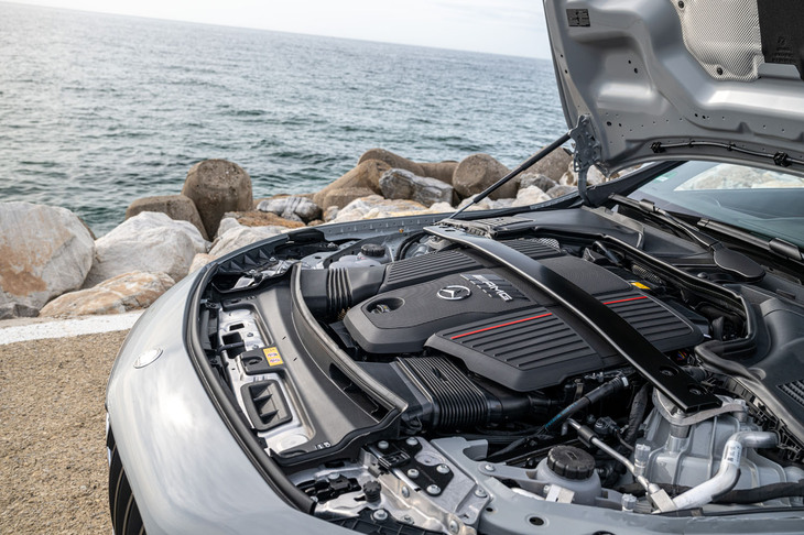 フロントに縦置きで積まれる3リッター直6エンジンはターボと電動スーパーチャージャーの過給を受けて最高出力449PS、最大トルク560N・mを発生。10秒間のオーバーブースト機能によってトルクを一時的に600N・mまで高められる。